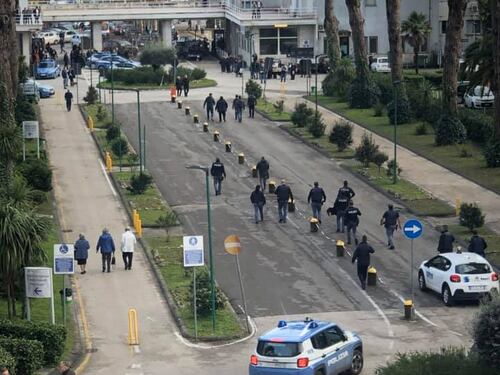 Panico all’ospedale Monaldi: un uomo armato fa irruzione in corsia