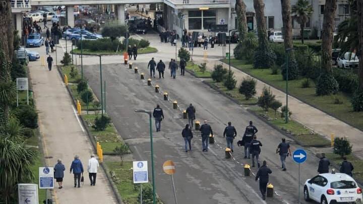 Panico all’ospedale Monaldi: un uomo armato fa irruzione in corsia