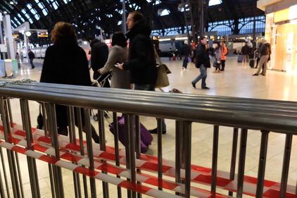 Milano, stazione Centrale, transenne contro scippi e facchini abusivi  1