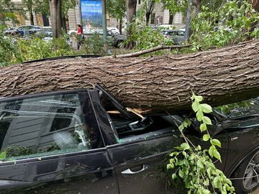 Danni a Milano per il maltempo: divelto balcone in Foro Bonaparte 2