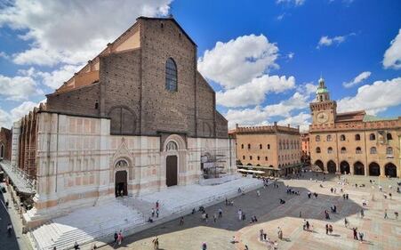 La Basilica si San Petronio, a Bologna. Fondata nel 1390 domina piazza Maggiore e, nonostante sia incompiuta, è la sesta chiesa più grande d'Europa