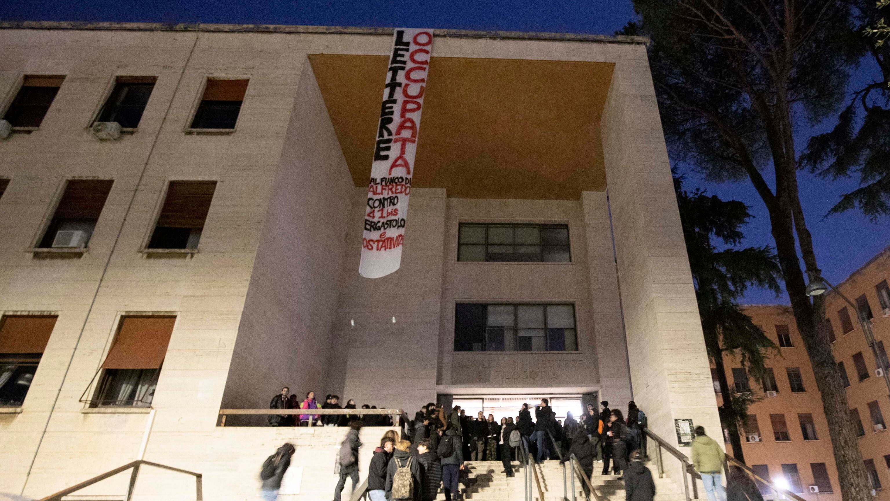 "Al fianco di Alfredo". I collettivi occupano pure La Sapienza