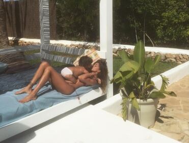 Belen Rodriguez al mare con Santiago, foto 1