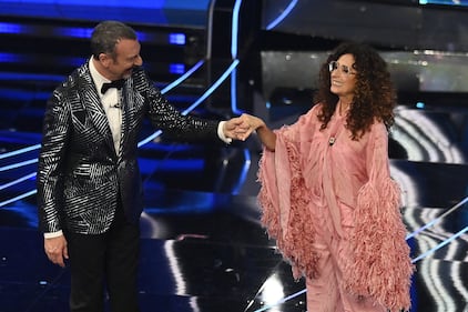 Sanremo 2024: ecco il look della terza serata del Festival di conduttore, co-conduttrice e ospiti 14