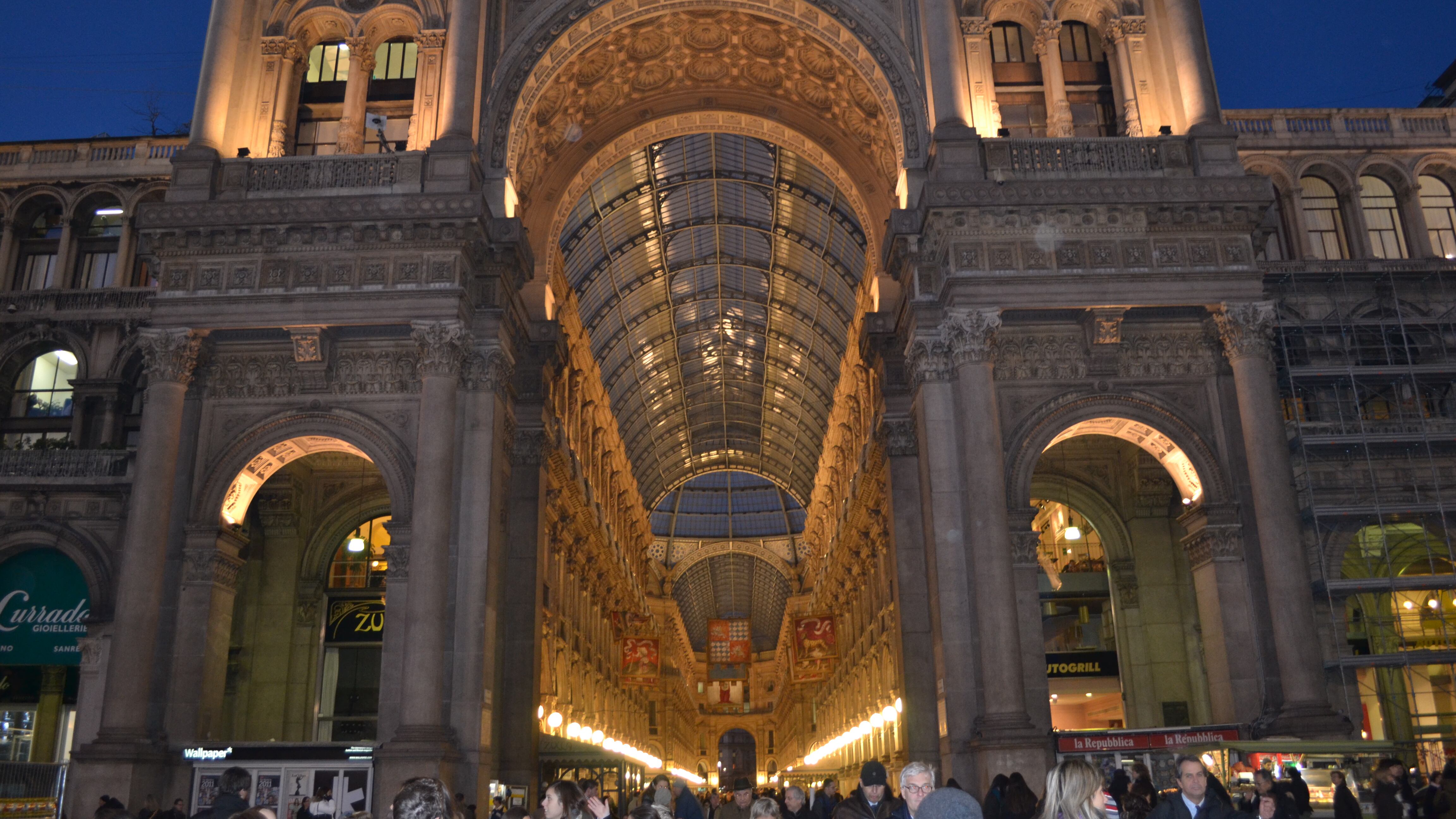 Crolli in serie, il centro di Milano cade a pezzi