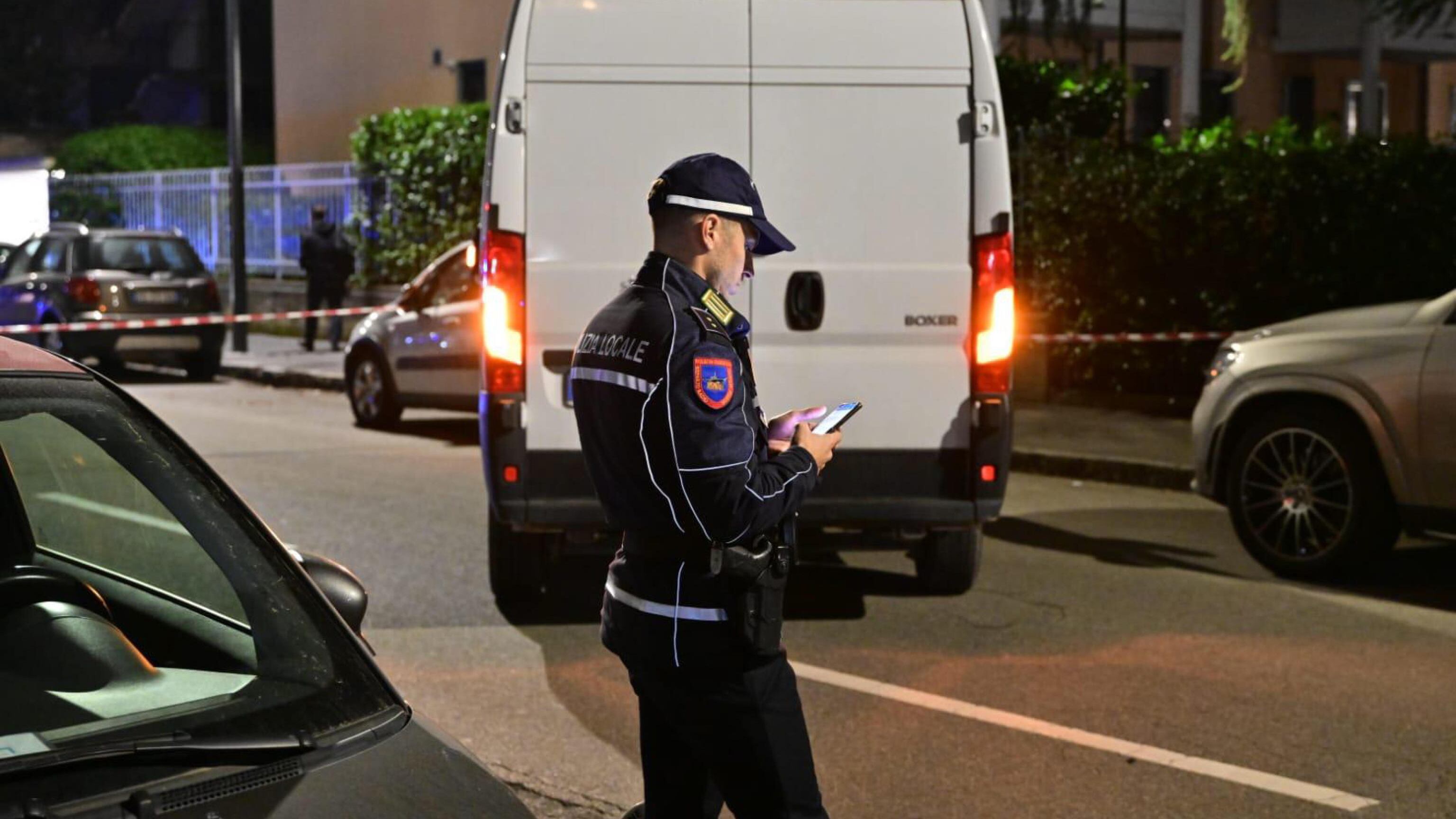 Dodicenne travolto da un furgone a Milano: incosciente dopo lo schianto. È gravissimo
