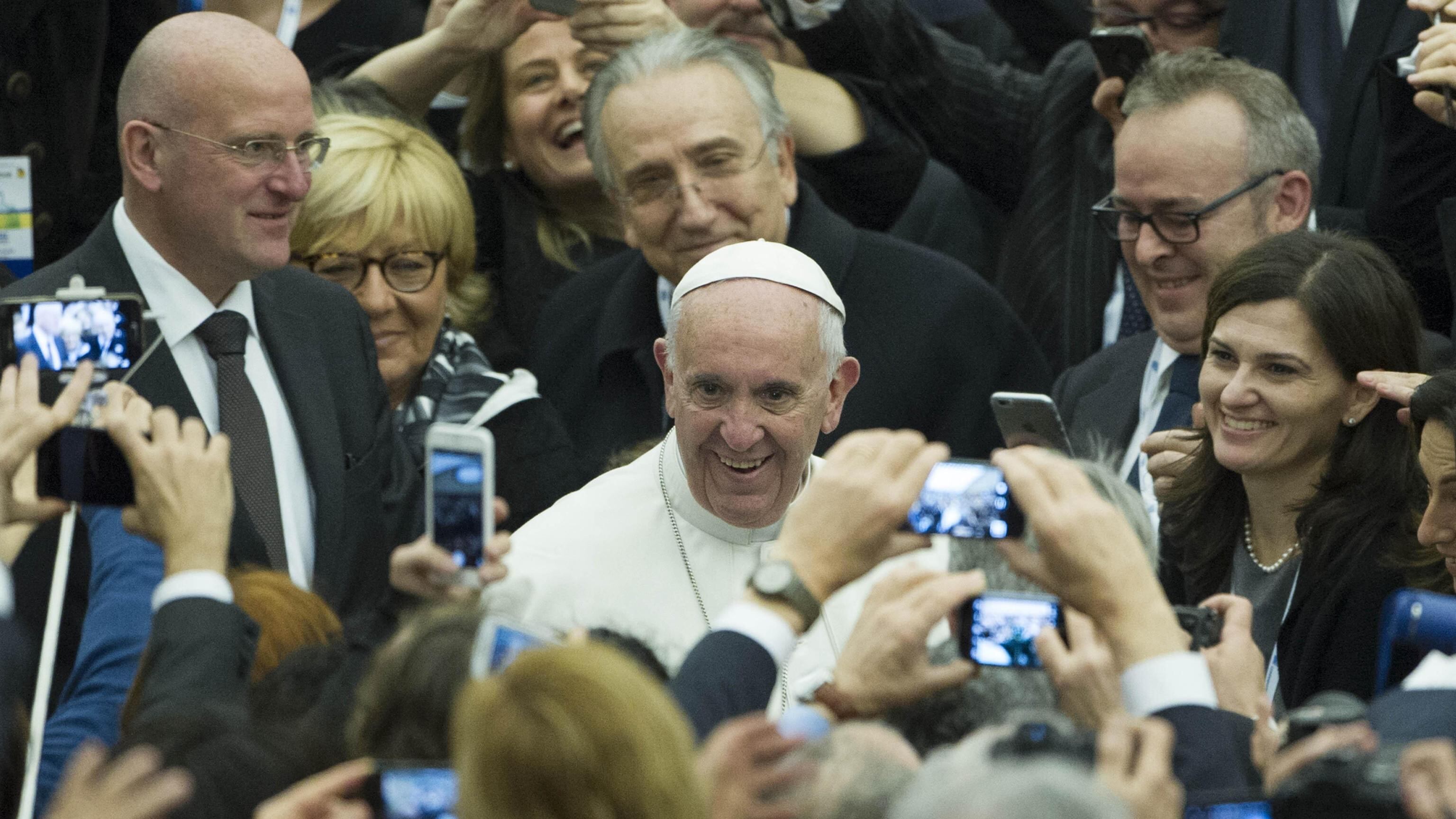 Papa Francesco agli imprenditori: "Troppi giovani prigionieri della precarietà"