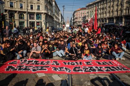 Corteo studentesco, a Milano la protesta contro Draghi e Meloni 7