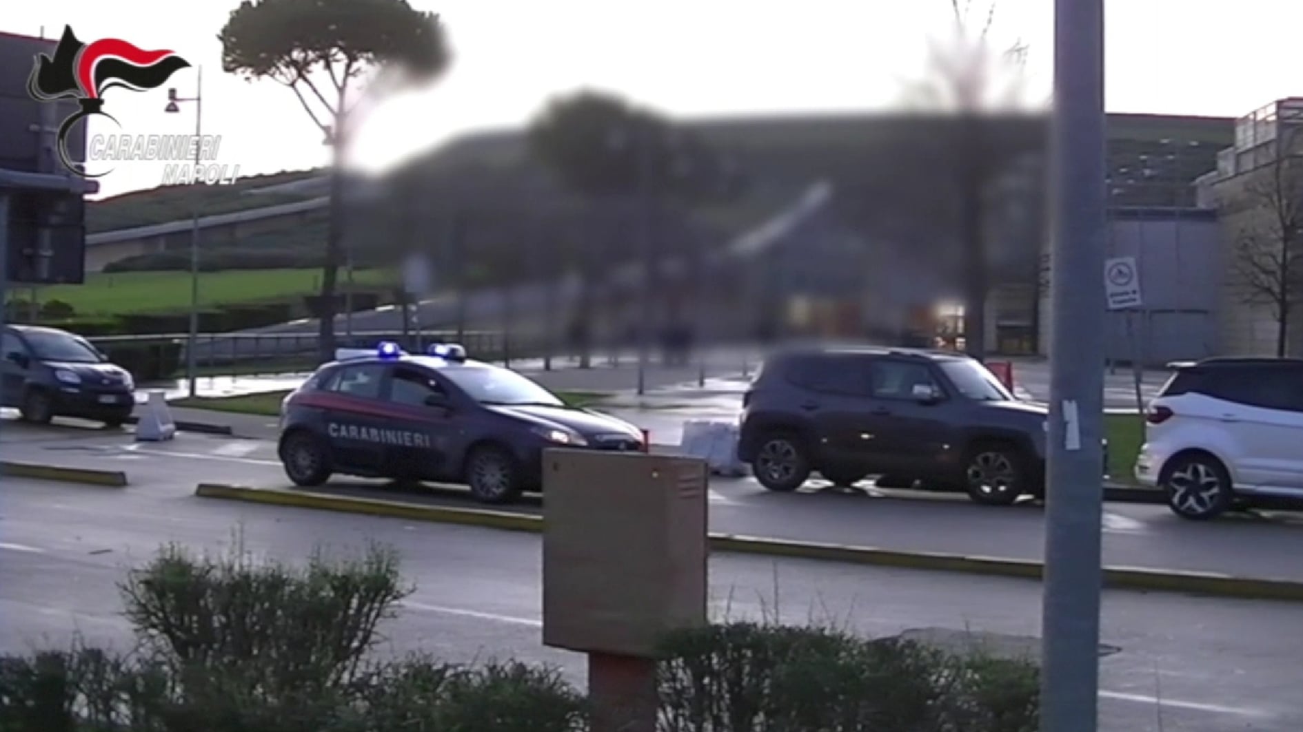 Quattordicenne picchiato e accoltellato al centro commerciale, presi 3 minori