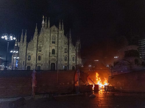Il risveglio di Milano dopo la furia dei giovanissimi: vetrine sfondate, saccheggi e decine di fermati