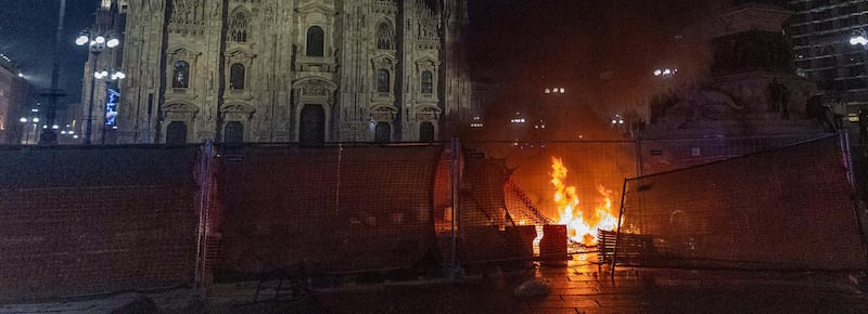 Il risveglio di Milano dopo la furia dei giovanissimi: vetrine sfondate, saccheggi e decine di fermati