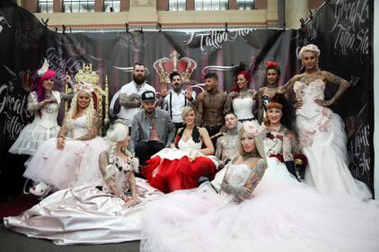 Becky Holt si sposa: tatuaggi e abito bianco 9