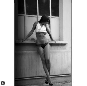 Siria De Fazio si mostra in topless 22