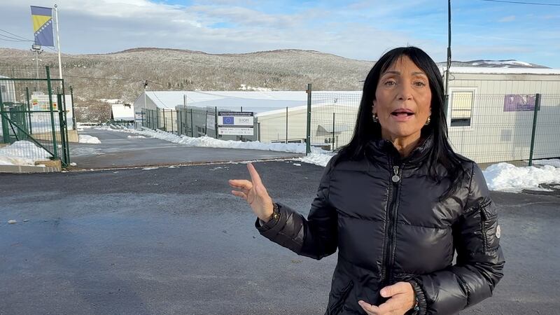 L'europarlamentare Anna Cisint davanti al campo di Lipa finanziato dalla Ue