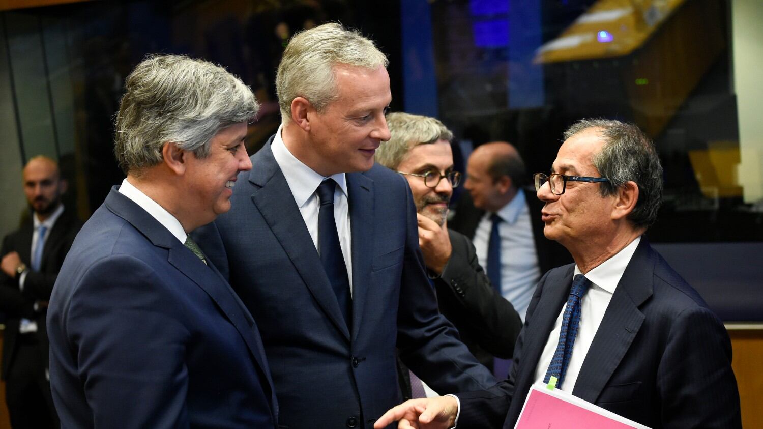 Scontro tra M5s e Mef: "Legato a Croce Rossa Garofoli ora si dimetta"
