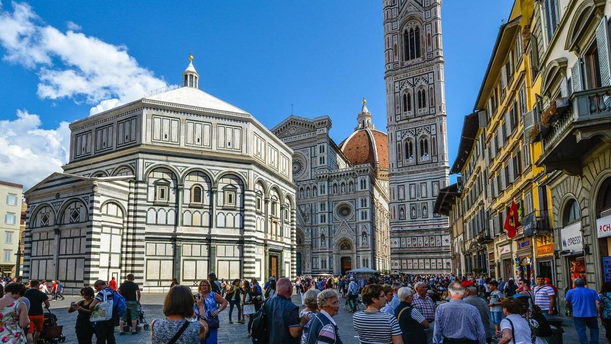 Bagarino nordafricano occupa la postazione dell'artista di strada e poi lo aggredisce