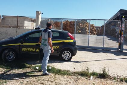 Altamura, l'arrivo dei finanzieri davanti alla discarica abusiva 1