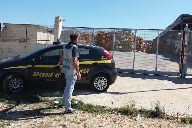 Altamura, l'arrivo dei finanzieri davanti alla discarica abusiva 1