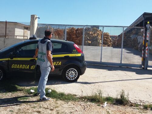 Altamura, l'arrivo dei finanzieri davanti alla discarica abusiva