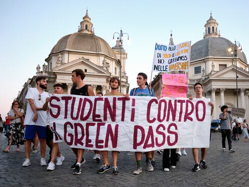 Certificato a scuola, l'ok del Garante. Il ministero: "Aumentare i controlli"
