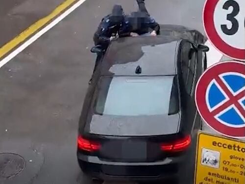 Choc a Parma, al posto di blocco investe gli agenti di polizia. Interviene un autista
