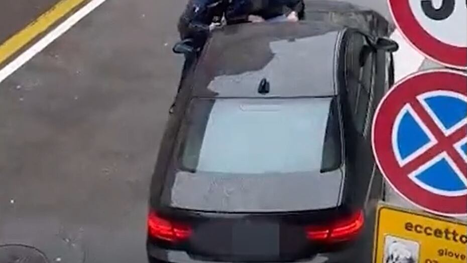 Choc a Parma, al posto di blocco investe gli agenti di polizia. Interviene un autista