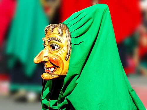 Carnevale, due 'streghe' gettano ragazza in un calderone d'acqua bollente