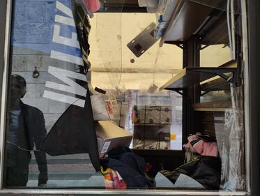 Chiosco in piazza dei Mercanti a Milano preso di mira da vandali e ladri 2