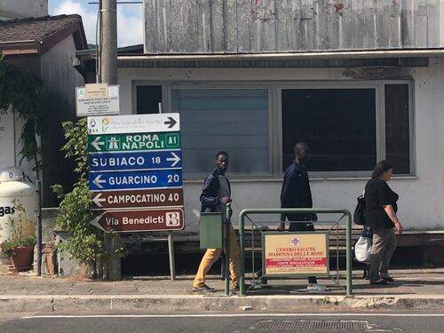 134 migranti e 200 residenti. Nel paese dell'accoglienza forzata dove l'integrazione è impossibile