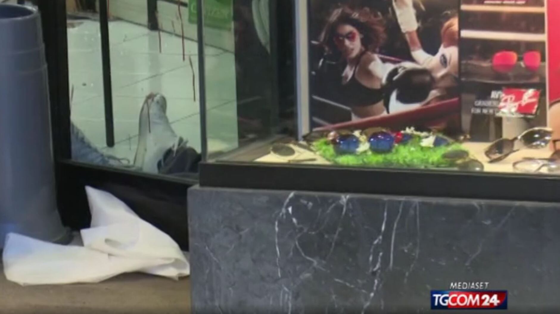 "Il ladro ha mirato a mia moglie. Ho sparato per salvarla". Ora è indagato per omicidio