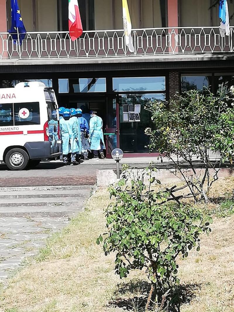 Le immagini del trasferimento dei migranti positivi al Covid 2