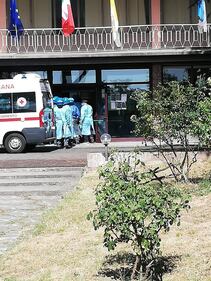 Le immagini del trasferimento dei migranti positivi al Covid 2