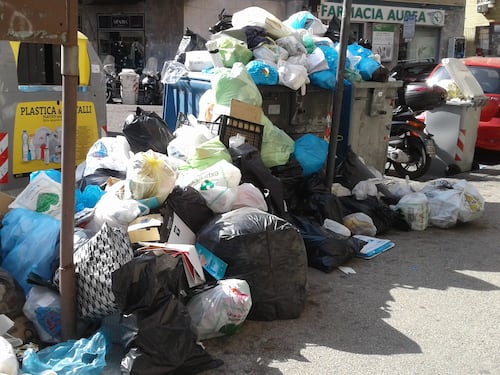 Caos a Napoli, i rifiuti invadono anche Chiaia: "Pericoli anche per la salute"