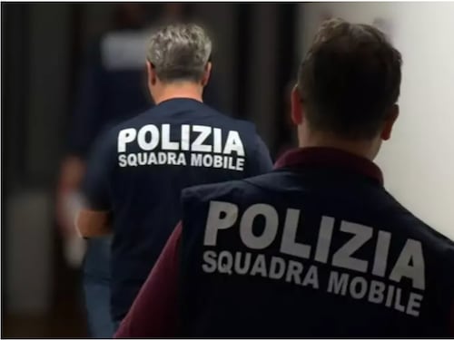 Ragazza di 20 anni accoltellata alle spalle a Salerno, è giallo: caccia all’aggressore