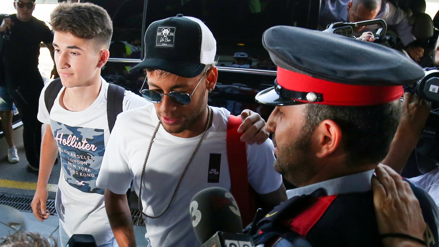 Neymar sbarca a Parigi: "Non sono qui per soldi"