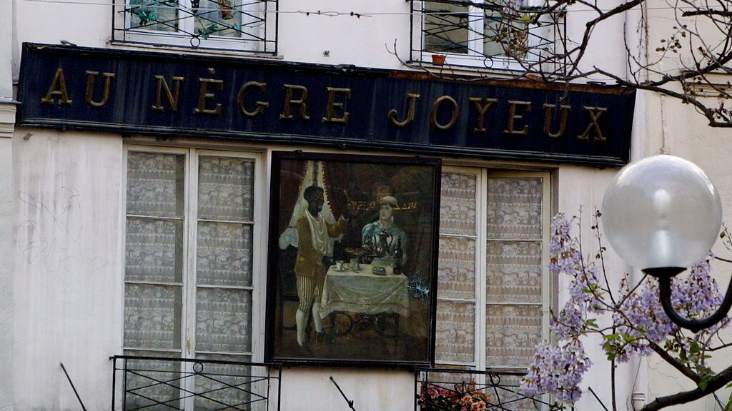 Il Comune di Parigi censura l'insegna storica "Il negro gioioso"