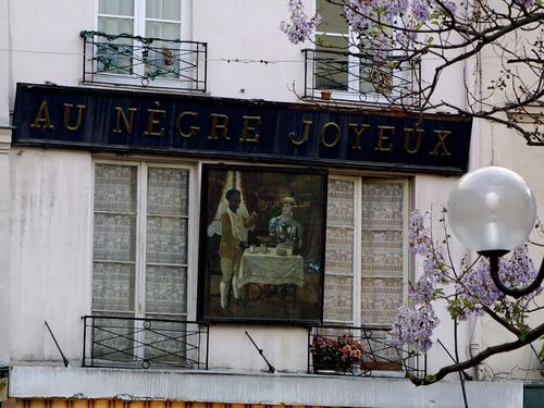 Il Comune di Parigi censura l'insegna storica "Il negro gioioso"