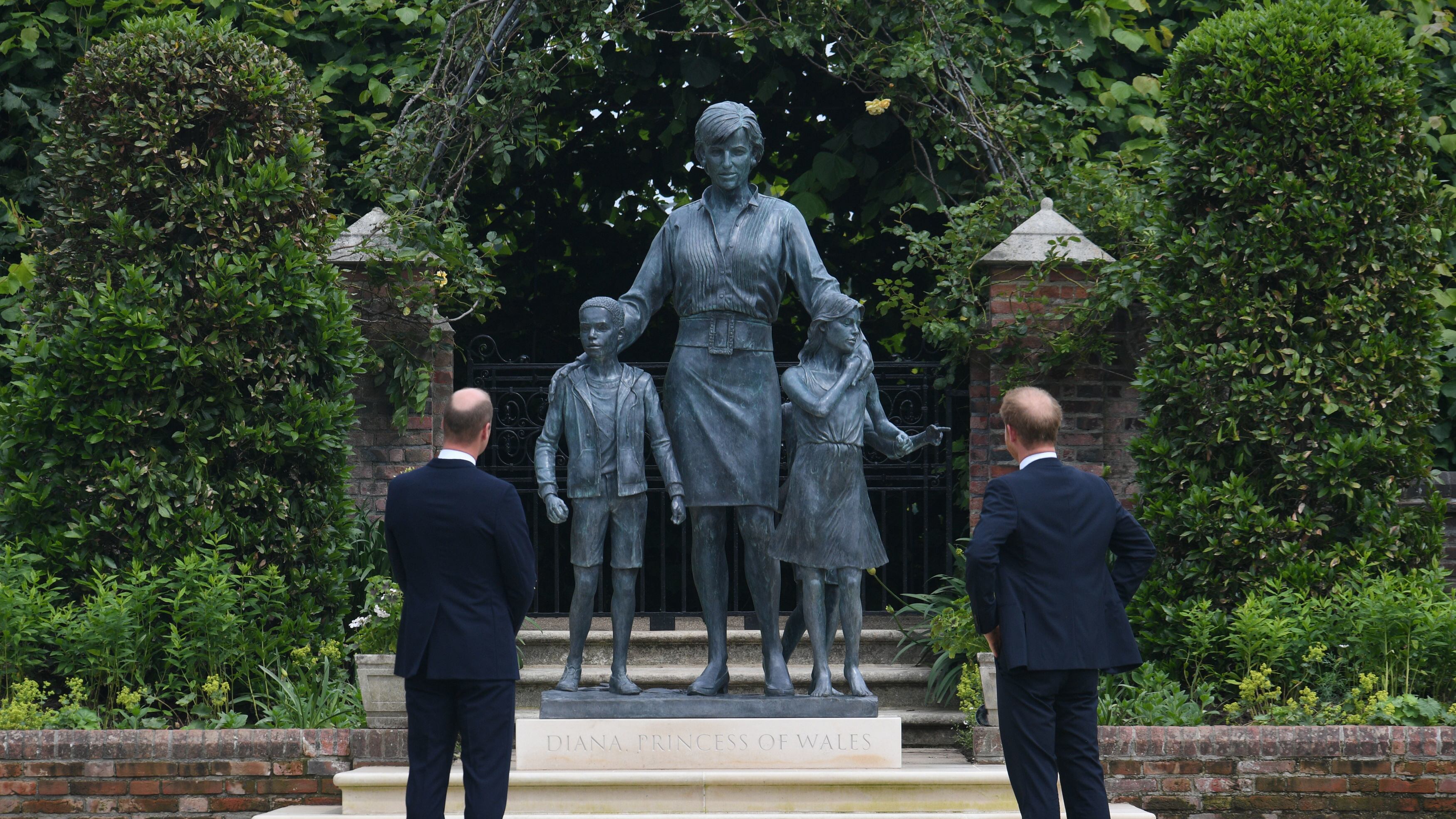 "Vorremmo che fosse con noi": William e Harry si ritrovano davanti a Lady D.