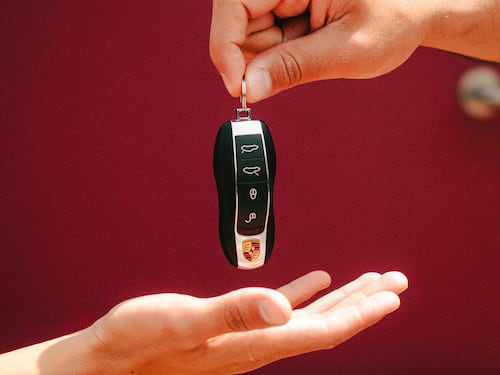 Passaggio di proprietà auto, cambia tutto. Cosa c'è da sapere