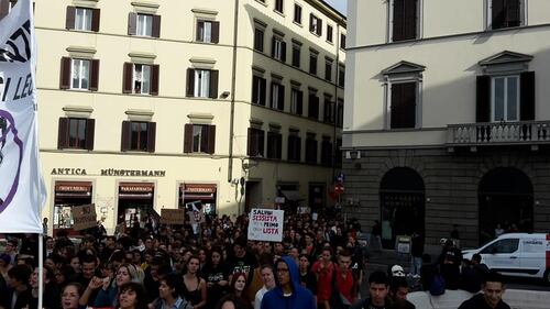 Firenze, fantoccio di Salvini calato in Arno 4