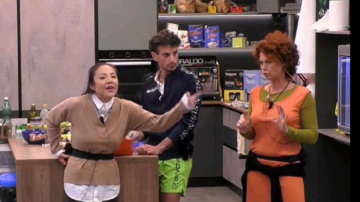 "Manipolatrice", "Mi stai offendendo". Lite feroce tra Beatrice e Rosy Chin al Gf