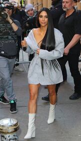 Kim Kardashian hot: bionda e scollata su Twitter 31