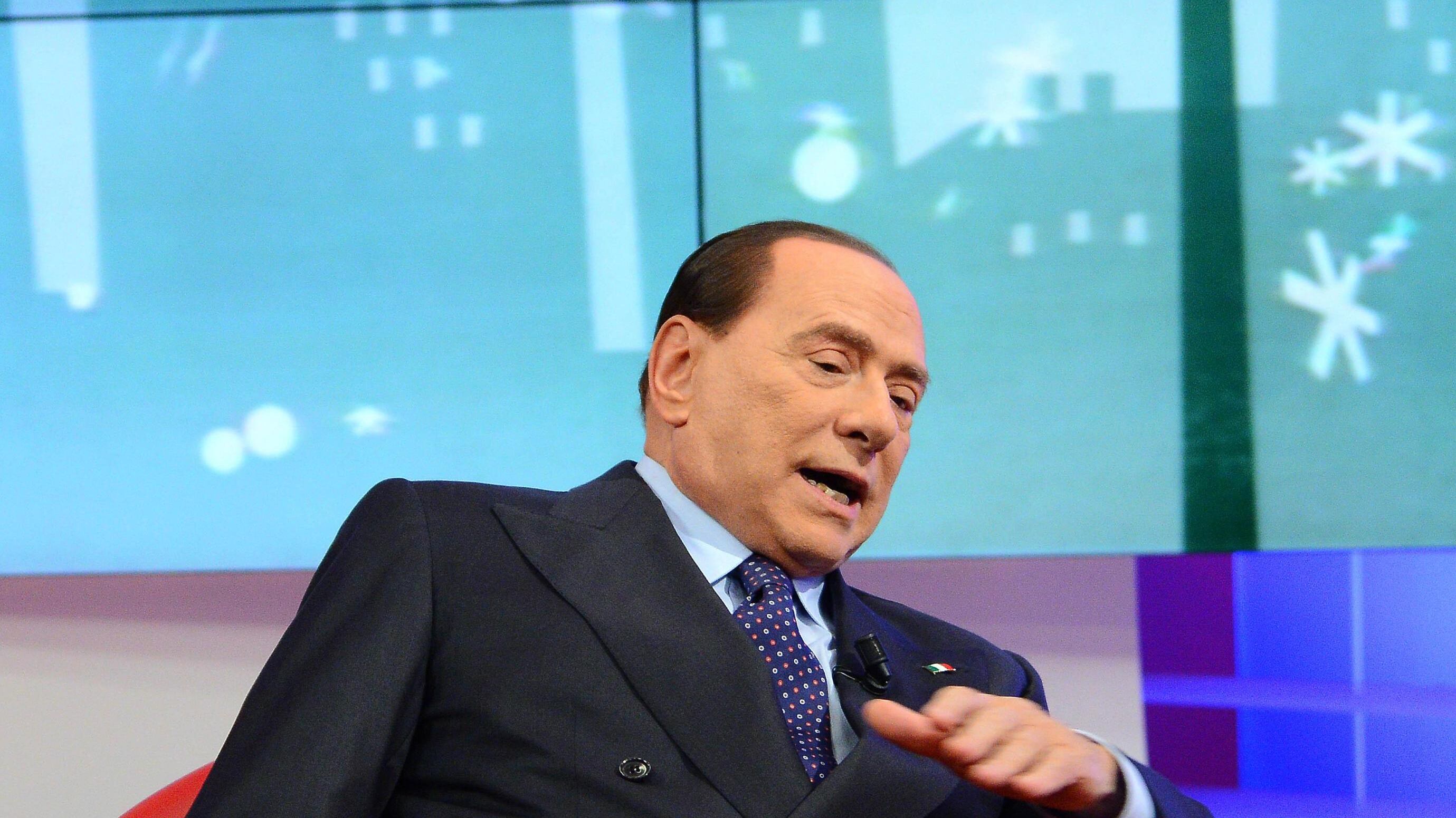 Berlusconi d'accordo con Alfano: "Monti si dimetta da senatore a vita"