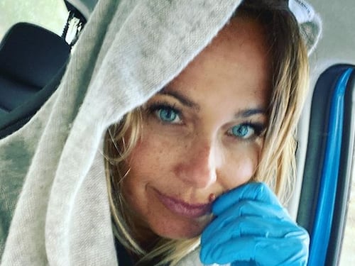 La Bruganelli va a fare la spesa Ma c'è la gaffe: "Le mani così...?"