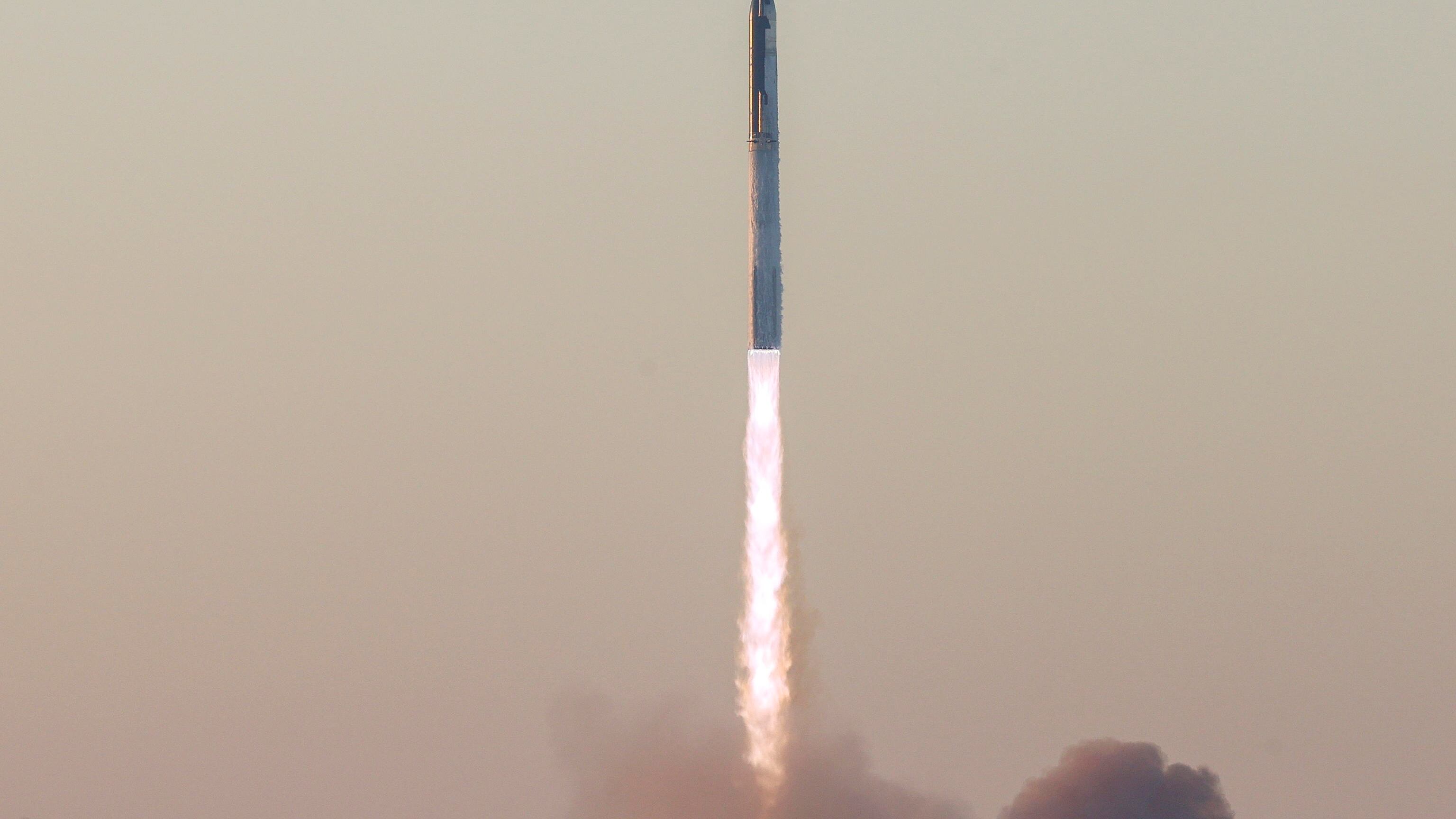 SpaceX, fatto esplodere in volo il razzo Starship