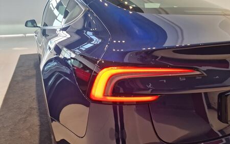 Tesla Model 3 restyling, guarda tutte le immagini 18