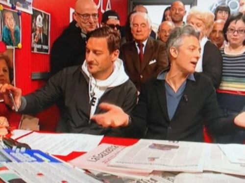 Totti show da Fiorello: "Un rigore a Buffon? Glielo tirerei sui c..."