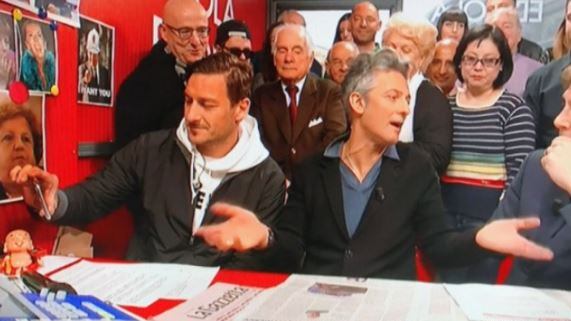 Totti show da Fiorello: "Un rigore a Buffon? Glielo tirerei sui c..."