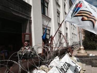 Lugansk, i soldati scaricano le schede per il referendum 2