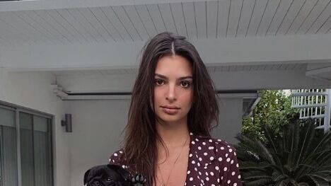 Emily Ratajkowski senza reggiseno: i social impazziscono